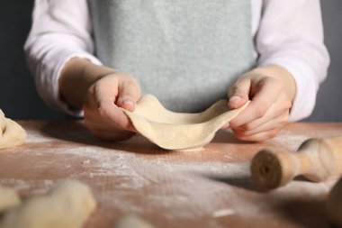 Mutfaktaki masada khinkali yapan kadın, yakın plan.