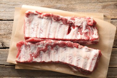 Ahşap masada çiğ domuz pirzolası.