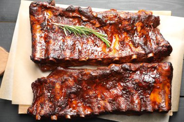 Siyah ahşap masada biberiyeli domuz pirzolası.