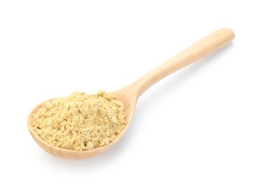 Kuru zencefil tozu beyaz kaşıkta izole edilmiş.