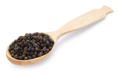 Aromatik biberler beyaz kaşıkta izole edilmiş.