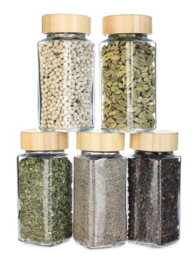 Beyaz kavanozlardaki farklı aromatik baharatlar.