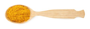 Kaşığın içindeki zerdeçal tozu beyaza izole edilmiş, üst manzara. Aromatik baharat