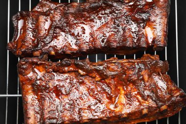 Izgarada leziz kızarmış domuz pirzolası.