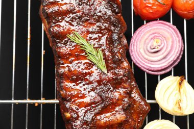 Biberiyeli, soğanlı ve domatesli leziz domuz pirzolası.