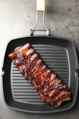 Gri masada nefis kızarmış domuz pirzolası.