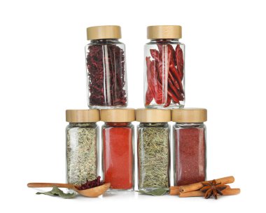 Beyaz kavanozlardaki farklı aromatik baharatlar.