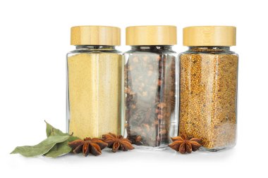 Beyaz kavanozlardaki farklı aromatik baharatlar.