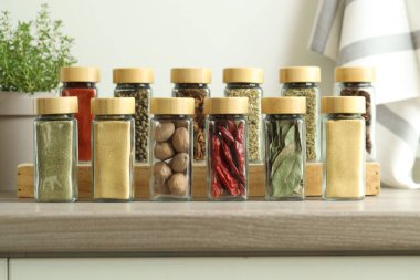 Kapalı alandaki kavanozlarda çok farklı aromatik baharatlar var.