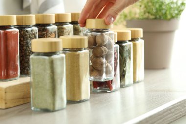 Kadın hindistan cevizli kavanozu içeri alıyor, yakın plan.