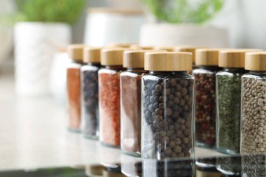 Kapalı kapılar ardında kavanozlarda farklı aromatik baharatlar var.