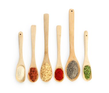 Beyaz, üst görünümde izole edilmiş farklı aromatik baharatlar