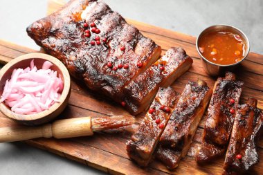 Lezzetli kaburga, soğan, sos ve fırça.