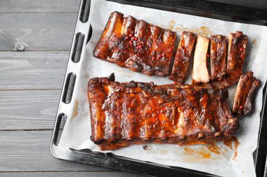 Gri ahşap masada nefis pirzola, üst manzara.