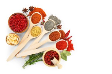 Beyaz, üst görünümde izole edilmiş farklı aromatik baharatlar