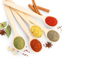 Beyaz, üst görünümde izole edilmiş farklı aromatik baharatlar