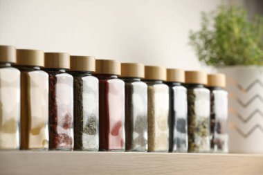 Kapalı alandaki ahşap raflarda farklı aromatik baharatlar.