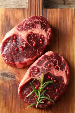 Masada çiğ et ve baharat parçaları var.