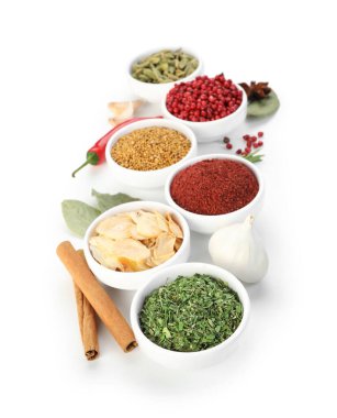 Beyaz üzerine izole edilmiş farklı aromatik baharatlar.