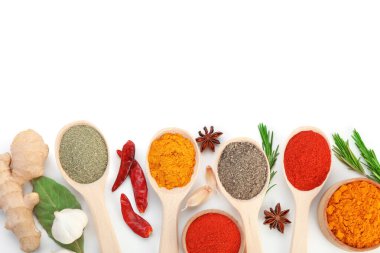 Beyaz, üst görünümde izole edilmiş farklı aromatik baharatlar