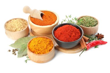 Beyaza izole edilmiş birçok farklı aromatik baharat.