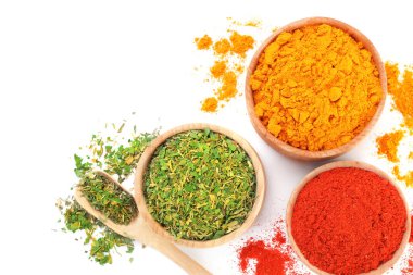 Beyaz, üst görünümde izole edilmiş farklı aromatik baharatlar