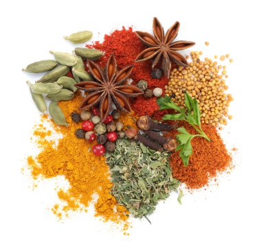Beyaz, üst görünümde izole edilmiş farklı aromatik baharatlar