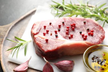 Masada çiğ et ve baharat var. Yakın plan.