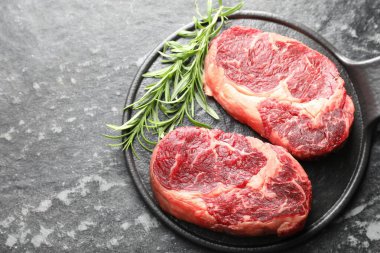 Koyu masada çiğ et ve biberiye parçaları. Metin için boşluk