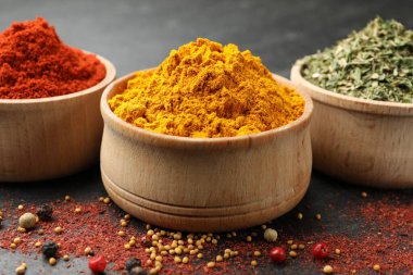 Siyah masada farklı aromatik baharatlar, yakın plan.