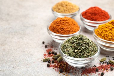 Açık gri masada farklı aromatik baharatlar, yakın plan. Metin için boşluk