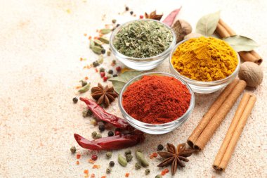 Renkli masadaki farklı aromatik baharatlar, yakın plan. Metin için boşluk