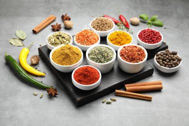 Gri masada çok farklı aromatik baharatlar var.