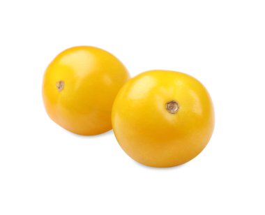 Olgun sarı kiraz domatesleri beyazlar üzerinde izole.