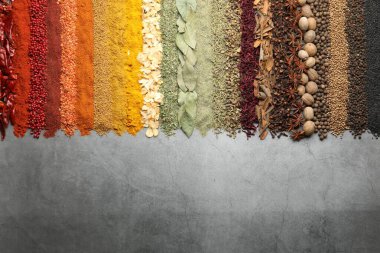 Gri masada bir sürü farklı baharat var. Metin için boşluk