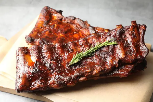 Hafif gri masada biberiyeli domuz pirzolası, yakın plan.