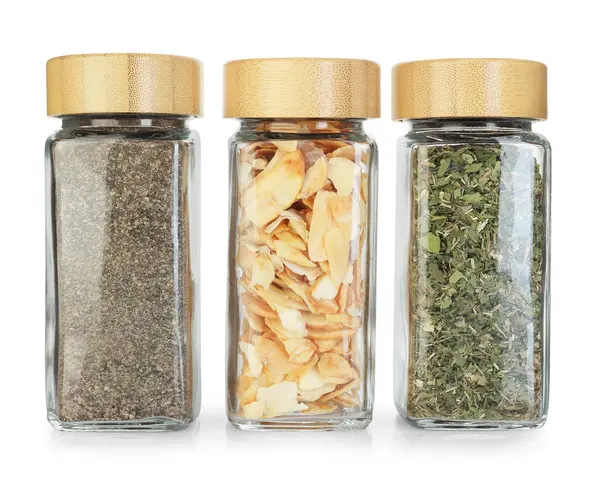 Beyaz kavanozlardaki farklı aromatik baharatlar.