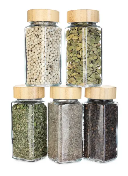 Beyaz kavanozlardaki farklı aromatik baharatlar.