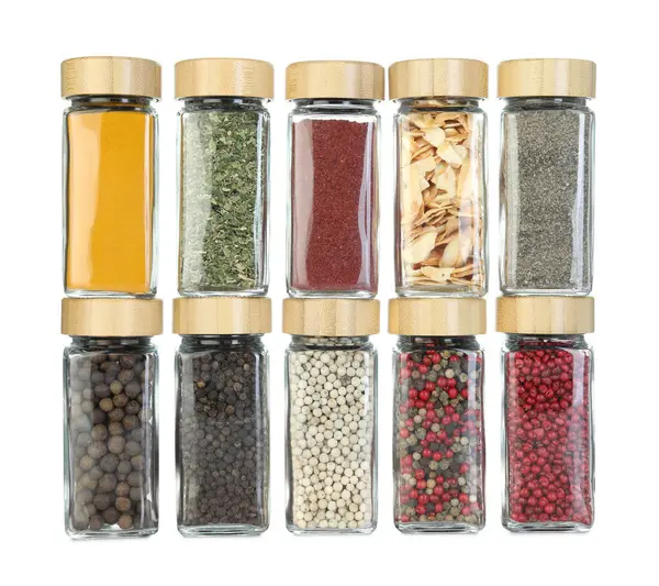 Beyaz kavanozlardaki farklı aromatik baharatlar.