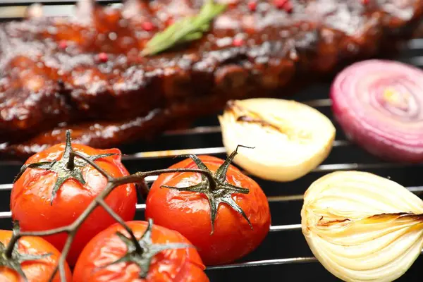 Lezzetli kızarmış domuz pirzolası, domates ve soğanlı ızgara, yakın plan.