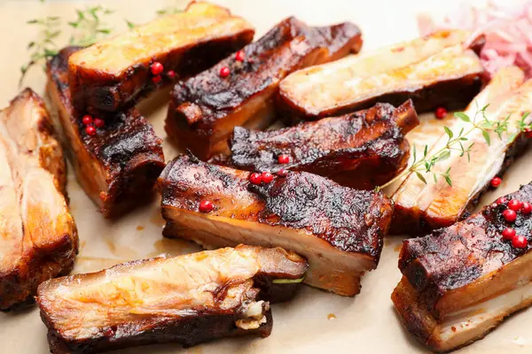 Lezzetli domuz kaburgası ve kağıt üzerinde kekik, yakın plan.