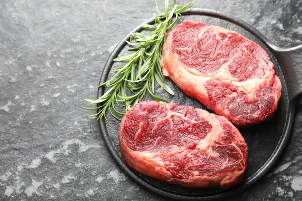 Koyu masada çiğ et ve biberiye parçaları. Metin için boşluk