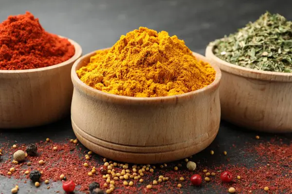 Siyah masada farklı aromatik baharatlar, yakın plan.