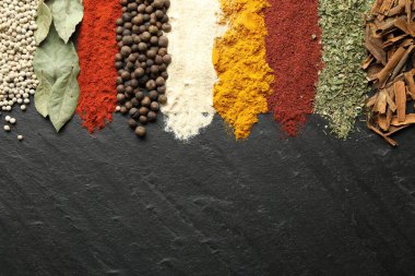 Siyah masada bir sürü farklı baharat var. Metin için boşluk