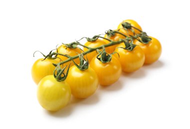 Beyaz üzerine izole edilmiş sarı kiraz domatesli dal