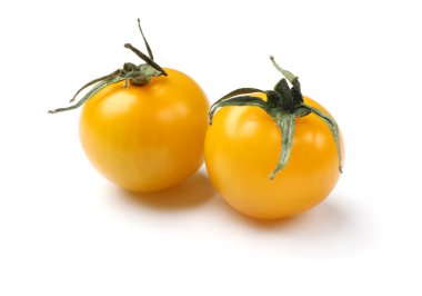 Olgun sarı kiraz domatesleri beyazlar üzerinde izole.