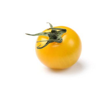 Olgun sarı kiraz domatesi beyaza izole edilmiş.