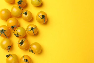 Renkli, olgun, sarı domatesler, düz bir zemin. Metin için boşluk