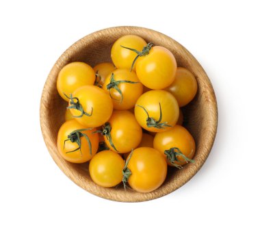 Taze sarı domatesler beyaz kasede izole edilmiş.