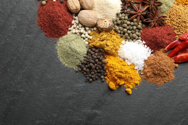 Gri masada farklı aromatik baharatlar, üst manzara. Metin için boşluk
